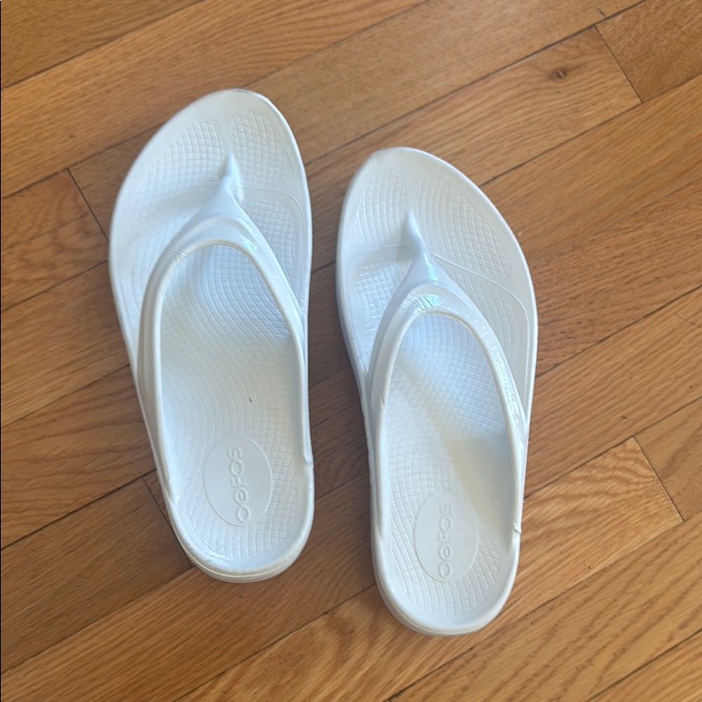 OOFOS White Women's Flip Flop Sandals